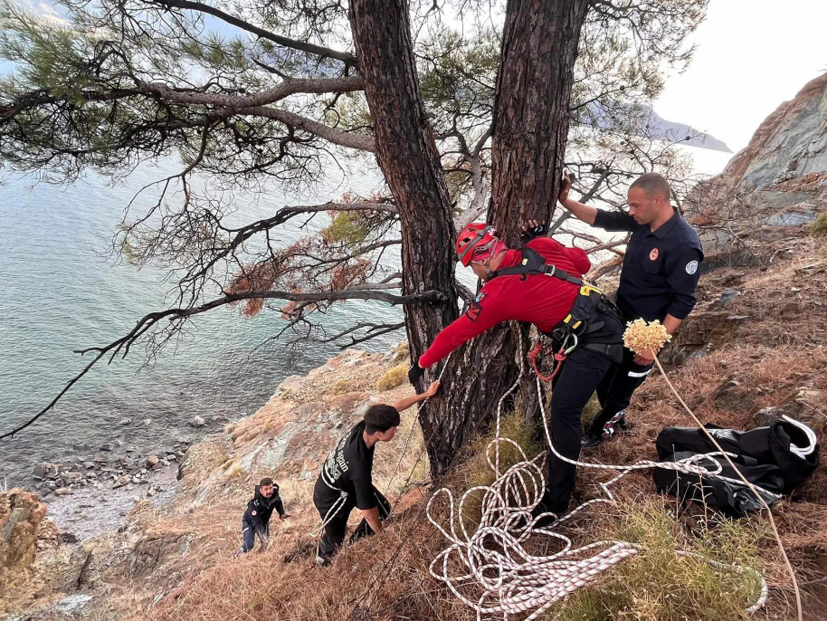 Fethiye'de yürüyüş yaparken düşen şahsı, JAK ve UMKE ekipleri kurtardı