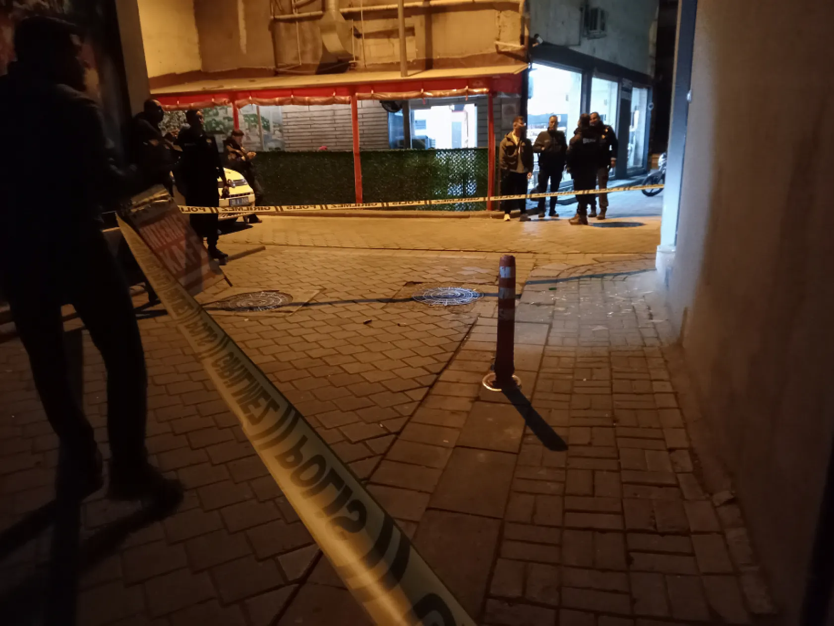 Motosikletli saldırganlar iş yerine tüfekle 3 el ateş açıp kaçtı
