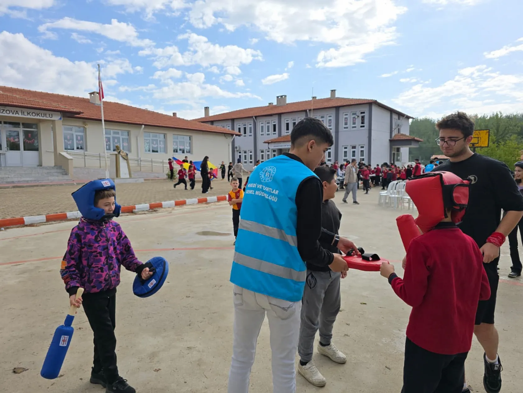 Muğla'da 'Merkezim Her Yerde' projesiyle köy okuluna neşe geldi