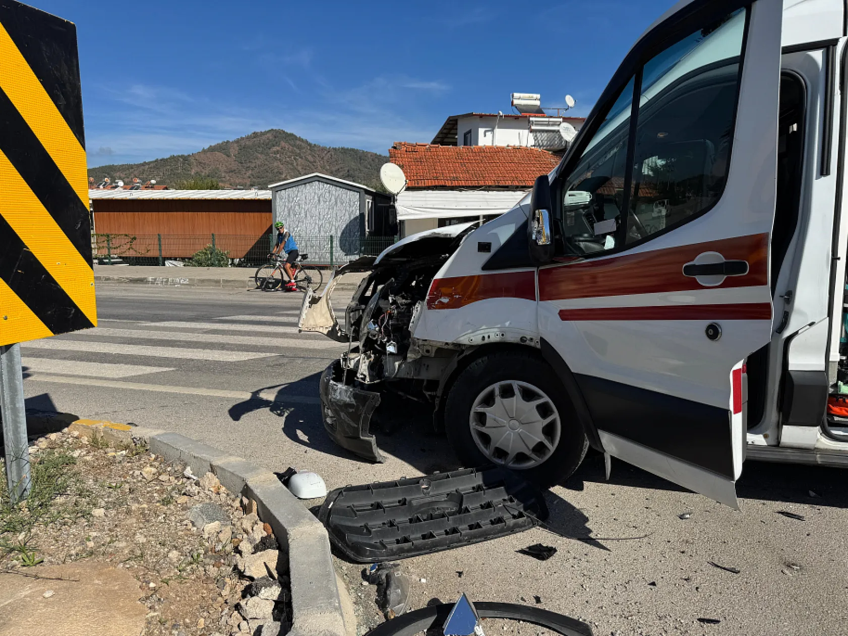 Fethiye'de ambulansla hafif ticari araç çarpıştı: 2 yaralı