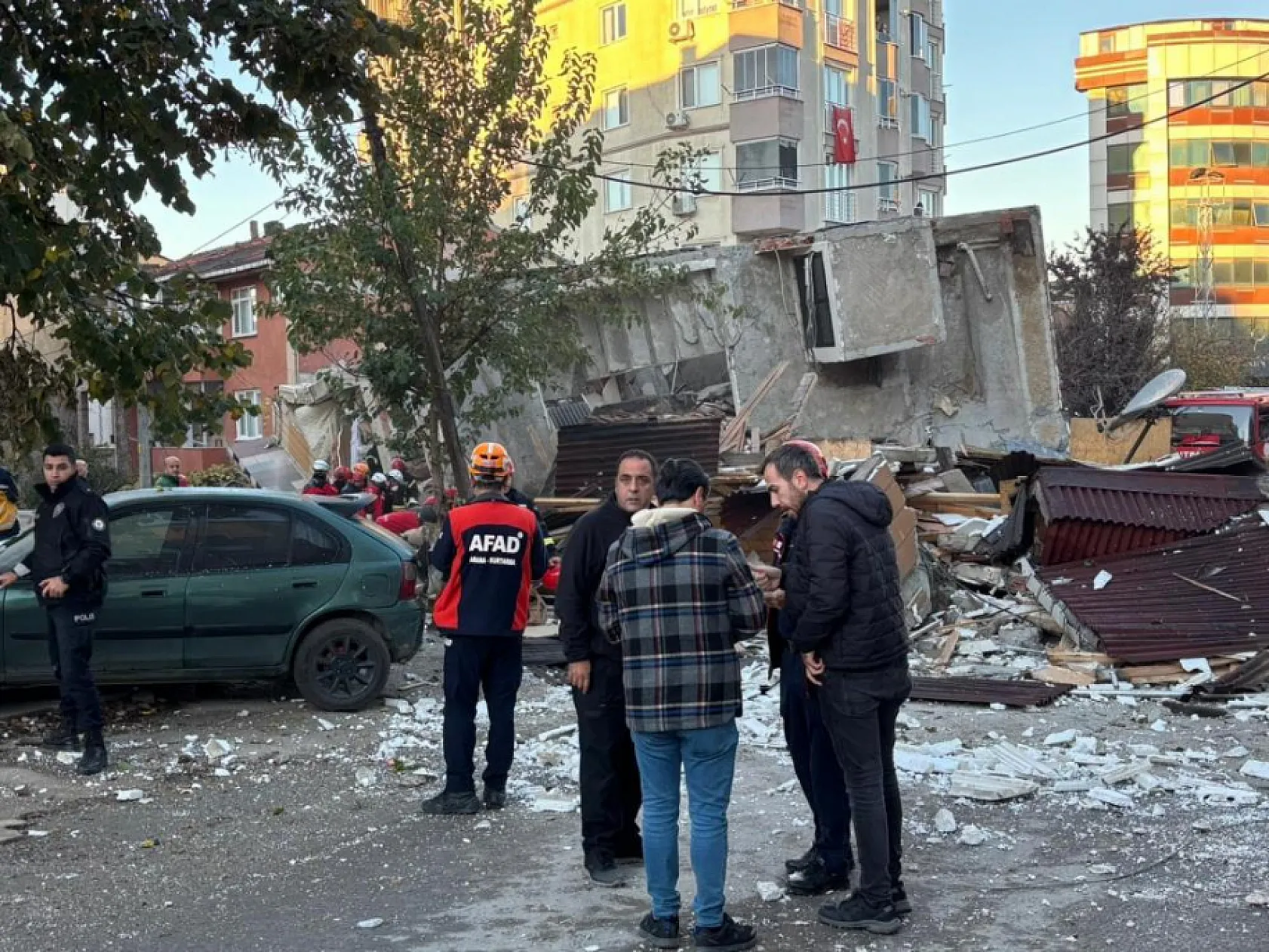 Kocaeli Gebze'de bina çöktü: 5 kişiyi kurtarma çalışmaları sürüyor