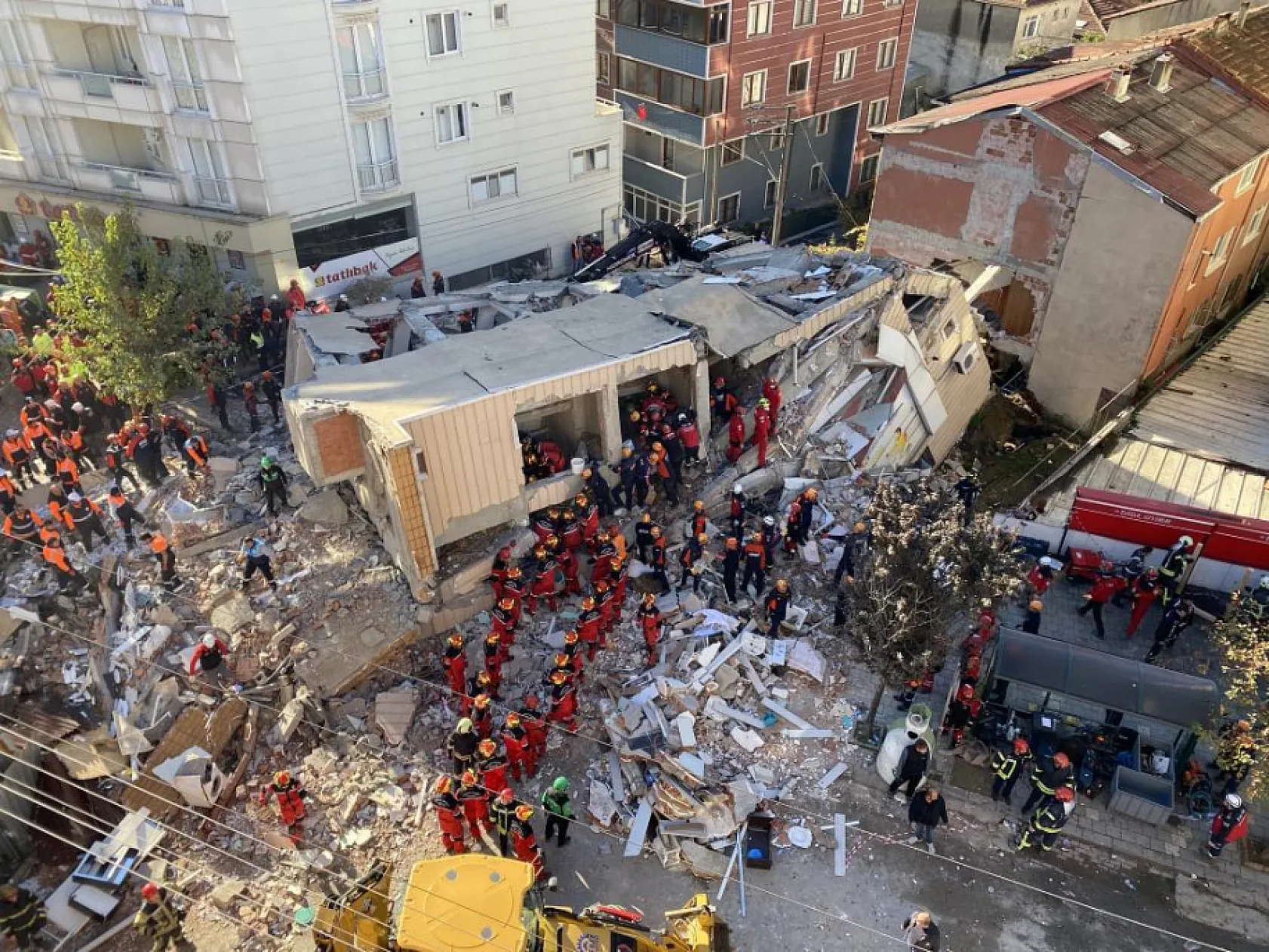 Kocaeli Gebze'de bina çöktü: 5 kişiyi kurtarma çalışmaları sürüyor