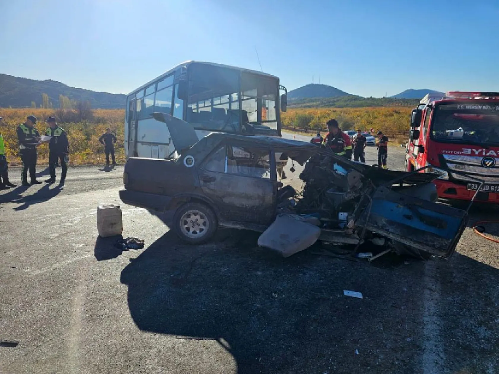 Feci Kaza: Midibüs ve Otomobil Çarpıştı: 3 Ölü, 12 Yaralı