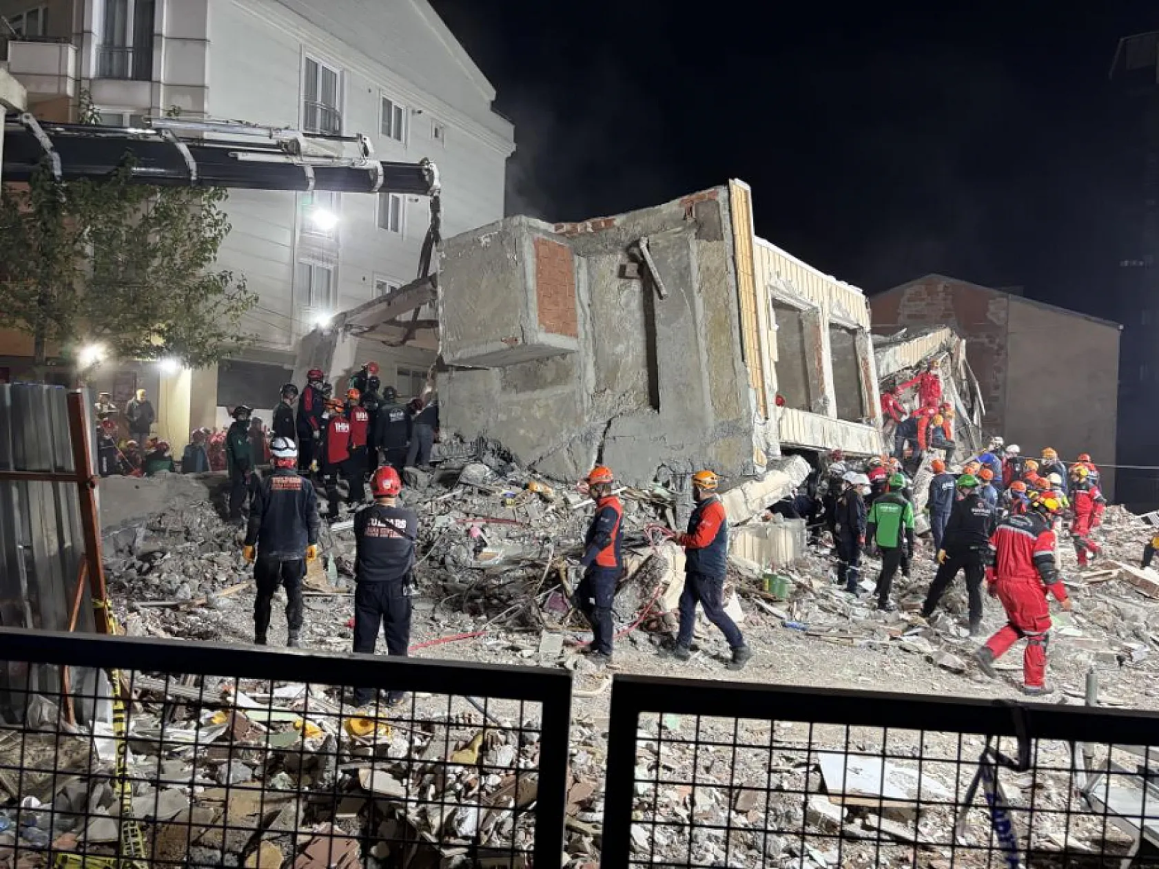 Gebze'de çöken binada arama-kurtarma çalışmaları 12. saatinde: Anne ve baba aranıyor