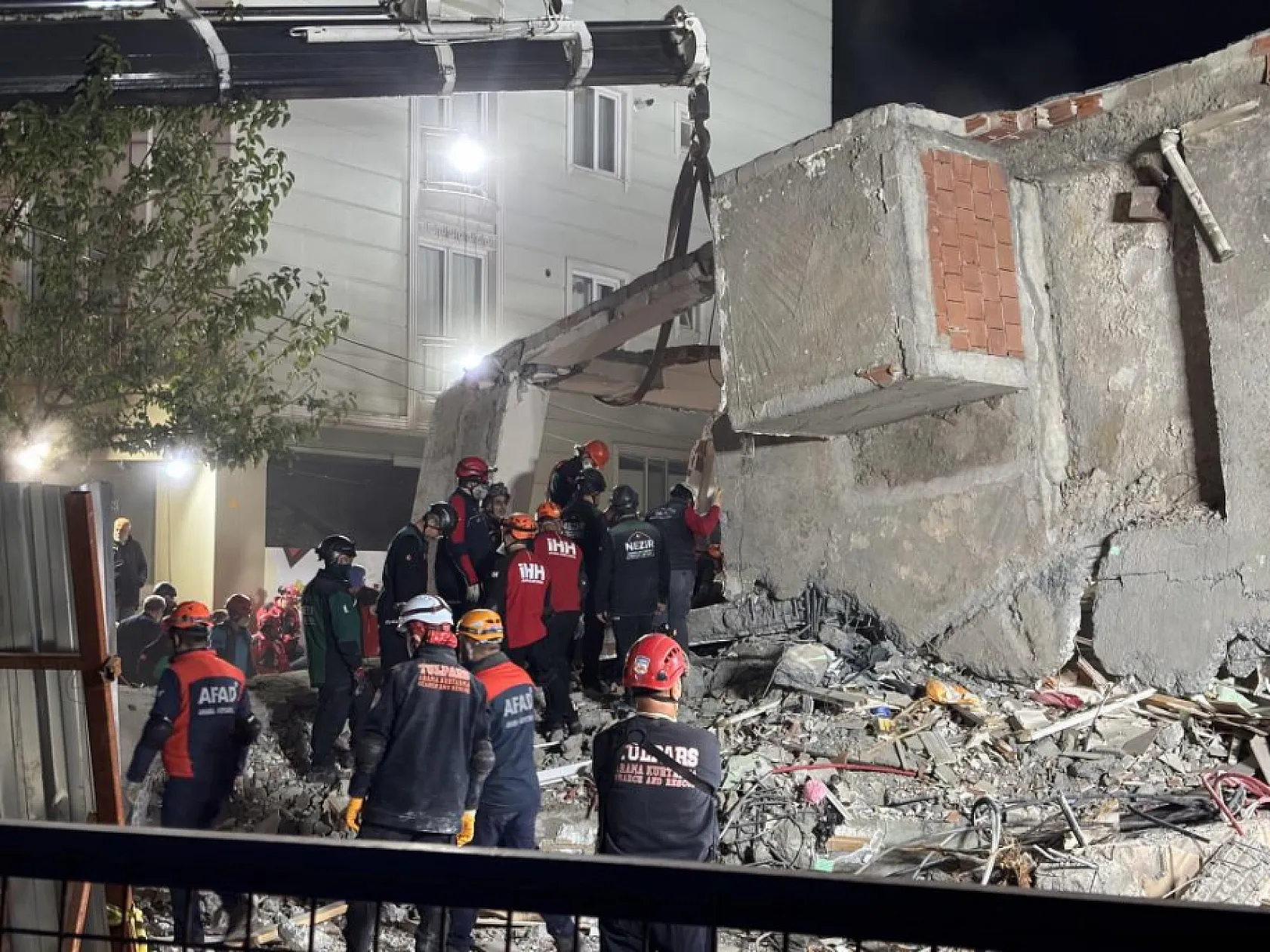 Gebze'de çöken binada arama-kurtarma çalışmaları 12. saatinde: Anne ve baba aranıyor