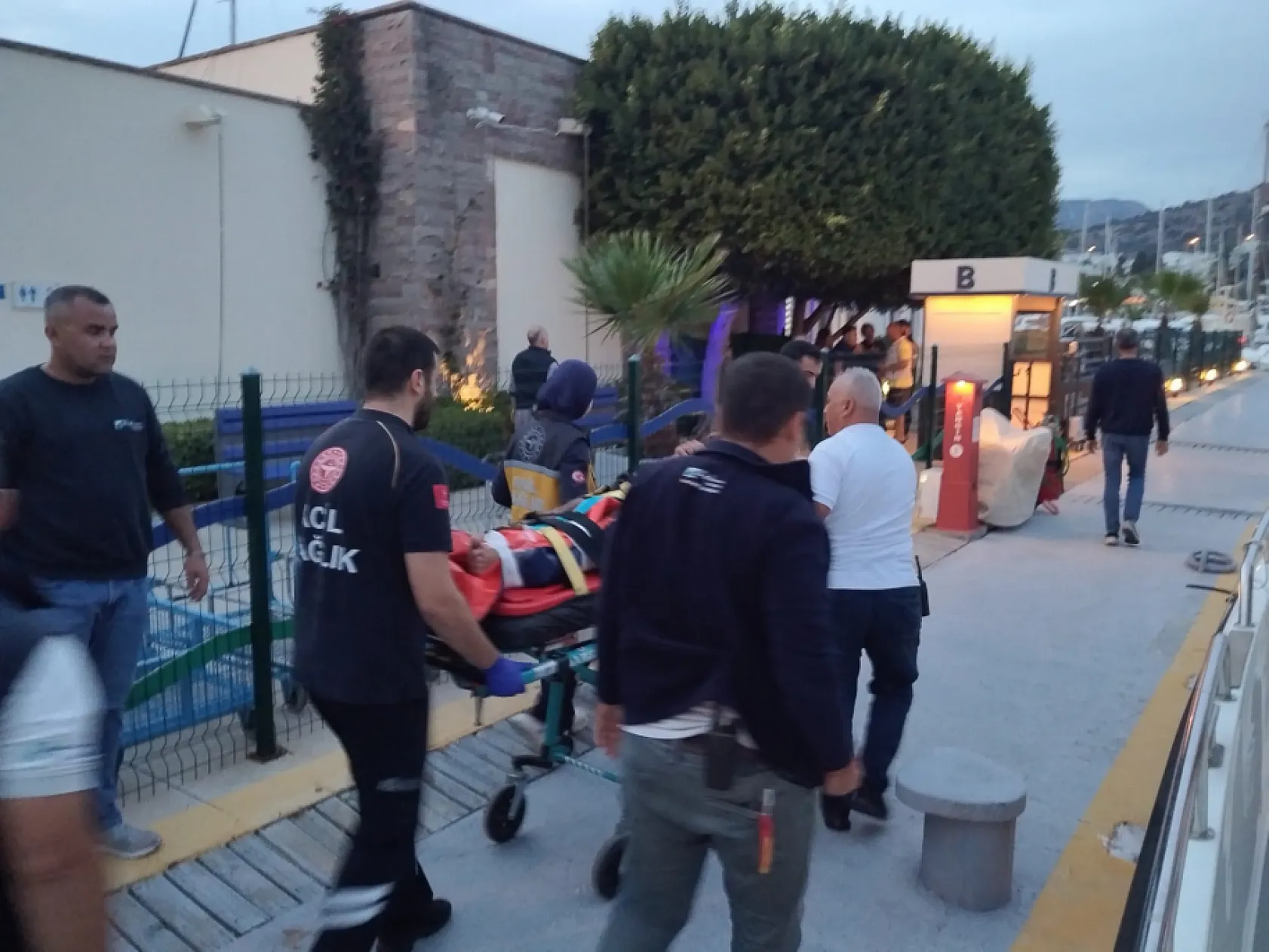 Bodrum'da bot kayalıklara çarptı: 4 yaralı