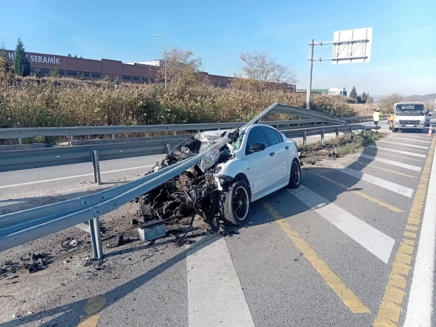 Kontrolden çıkan otomobil bariyerlere çarptı 6 kişi yaralandı