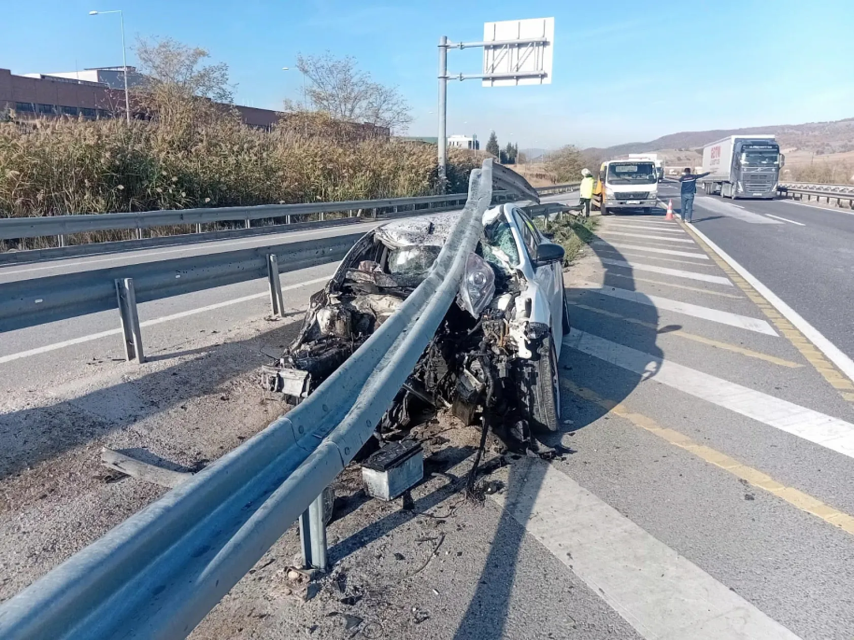 Kontrolden çıkan otomobil bariyerlere çarptı 6 kişi yaralandı