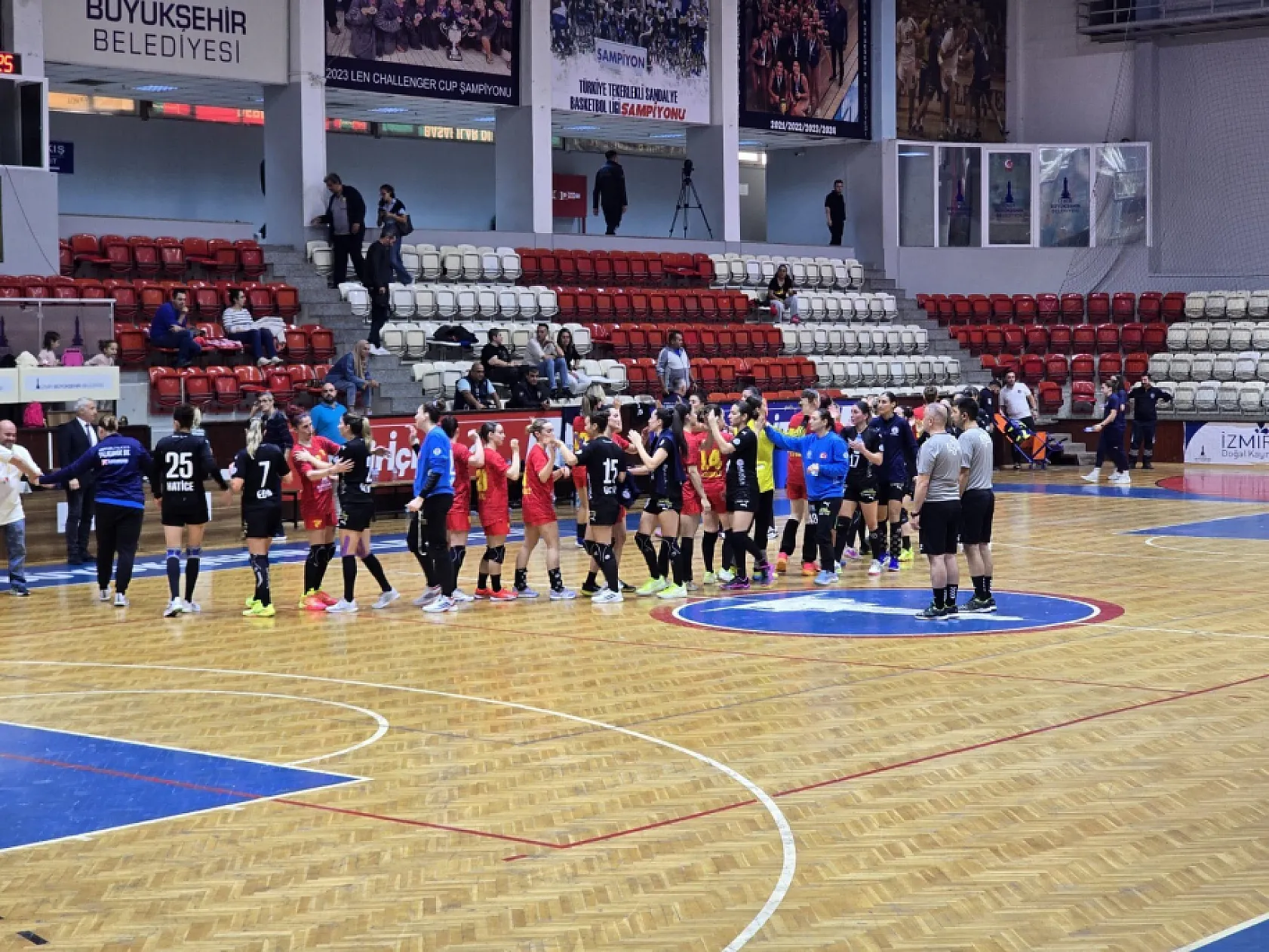 Denizin kızları ilk yarının son maçından galip ayrıldı