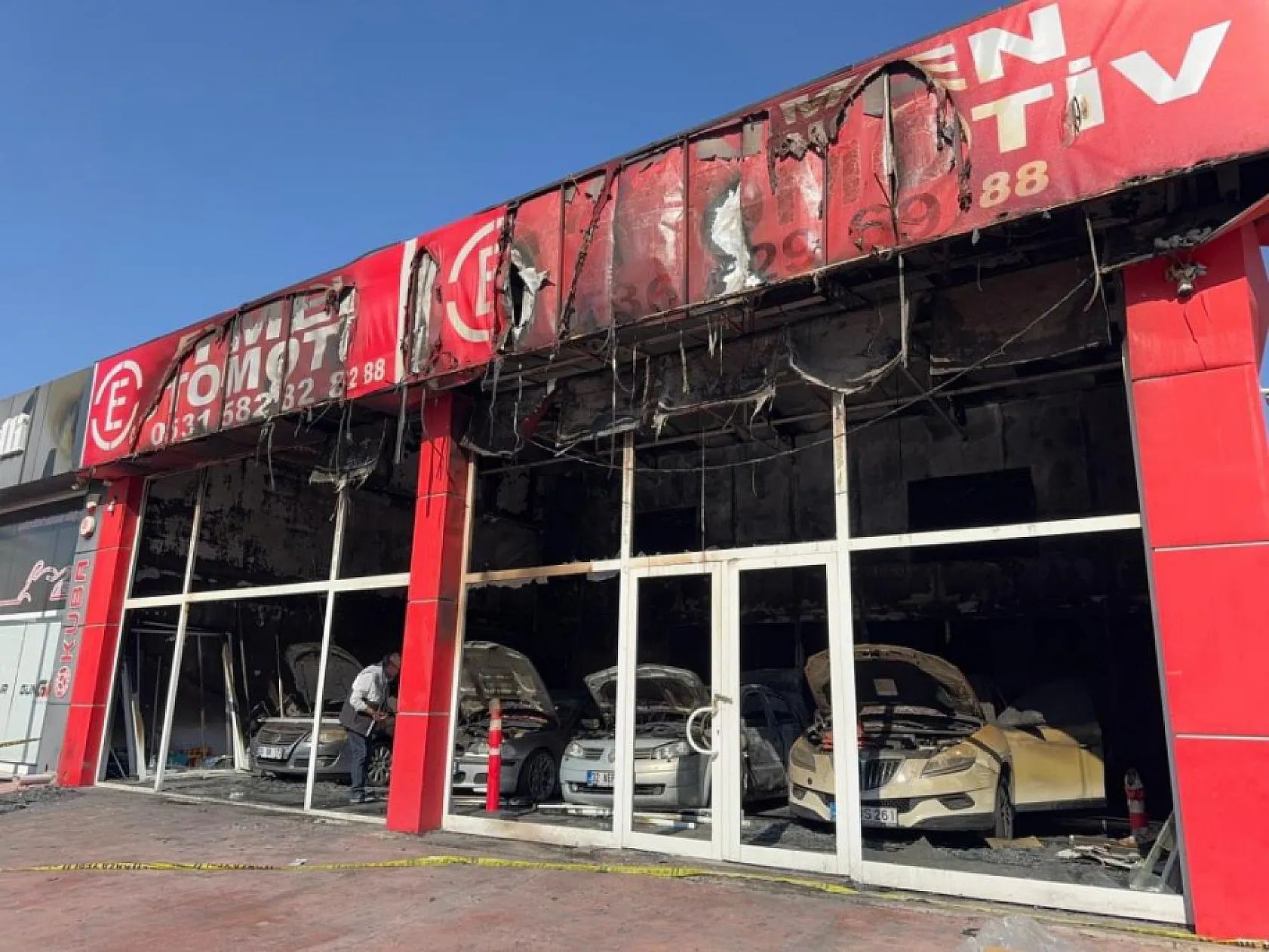 Ortağı cinayetten tutuklanan oto galeri kundaklandı, 5 araç küle döndü