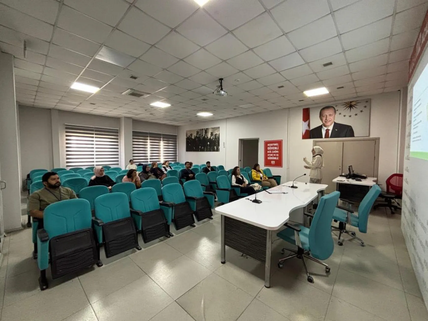 Muğla 112 Acil Çağrı Merkezi çalışanlarına doğru beslenme ve duruş teknikleri anlatıldı