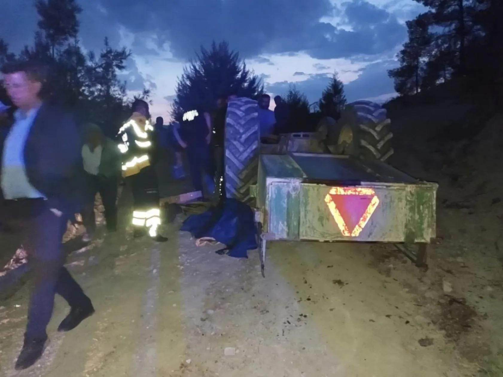 Feci Traktör Kazası: Sürücü Hayatını Kaybetti, 15 Yaşındaki Genç Yaralandı