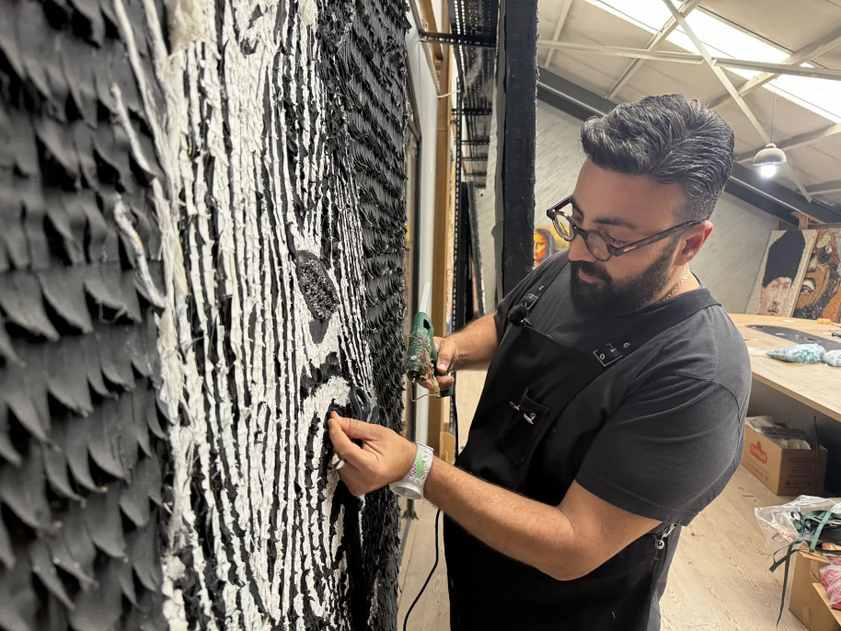 Atıkları sanat eserine dönüştürdü, tabloları tüm dünyada yer buldu