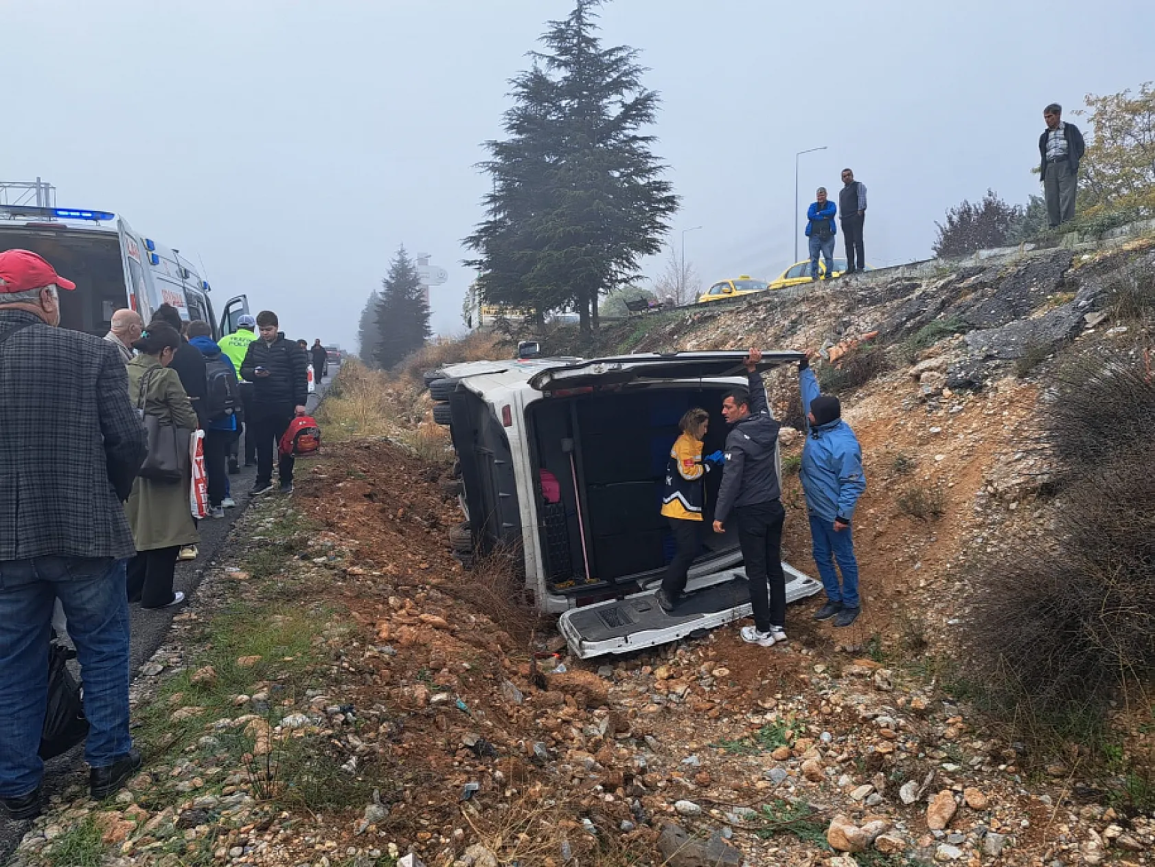 Menteşe'de' yolcu minibüsü devrildi: 13 yaralı