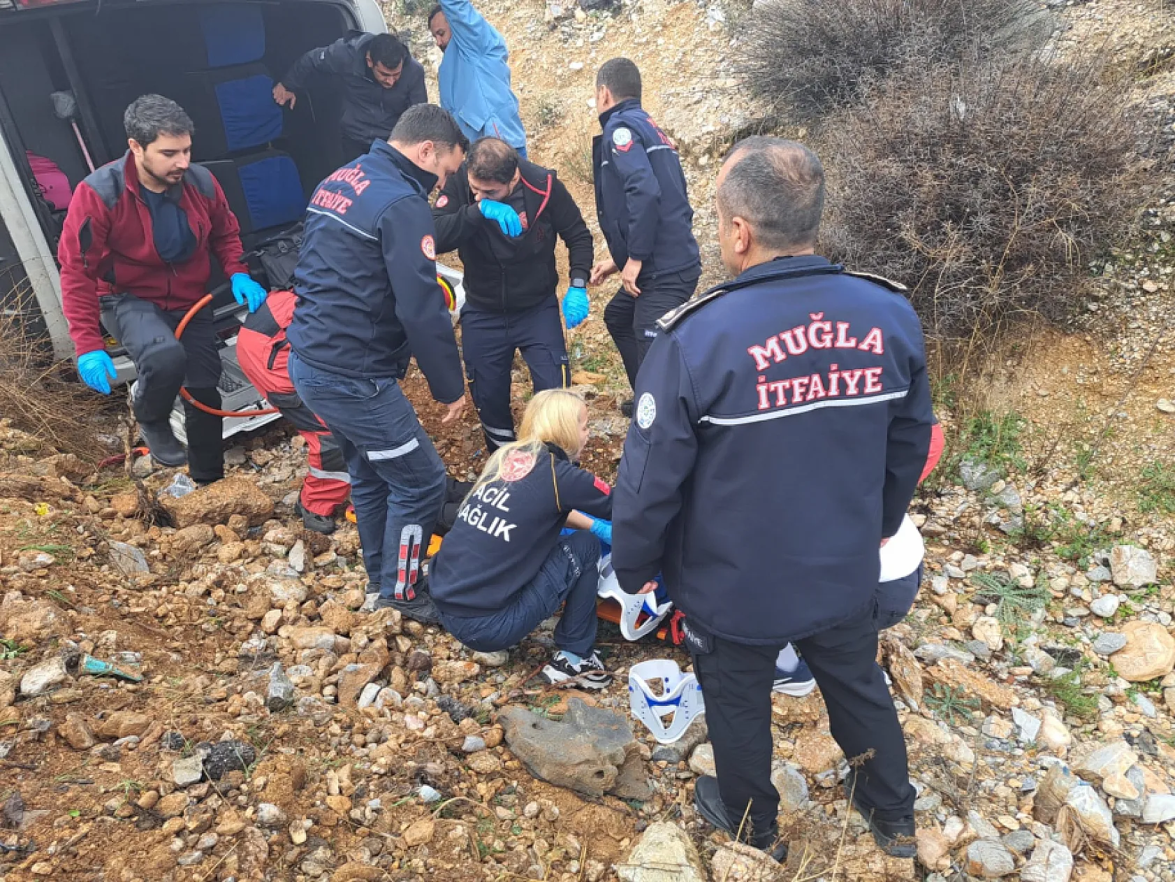 Menteşe'de' yolcu minibüsü devrildi: 13 yaralı