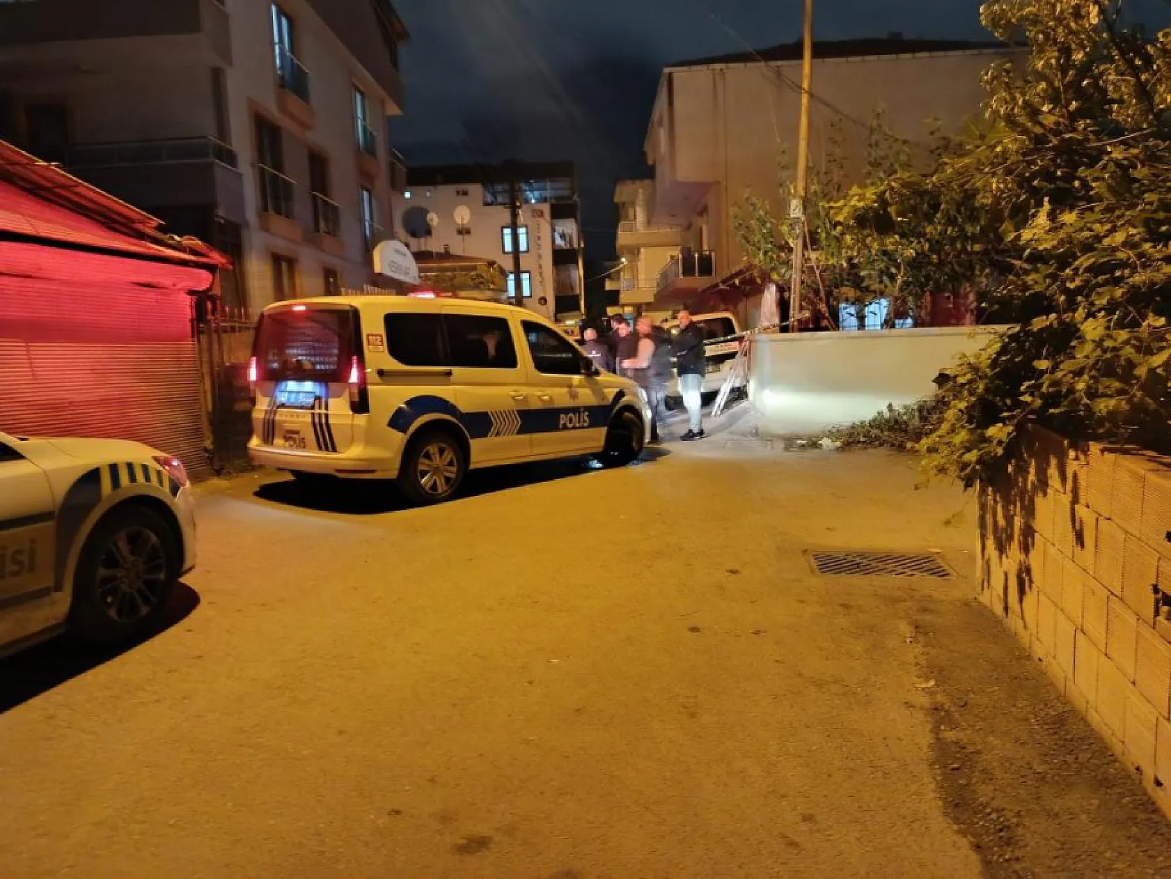 Lüks otomobilin içinde dehşeti yaşadı, kaçarken kaza yaptı
