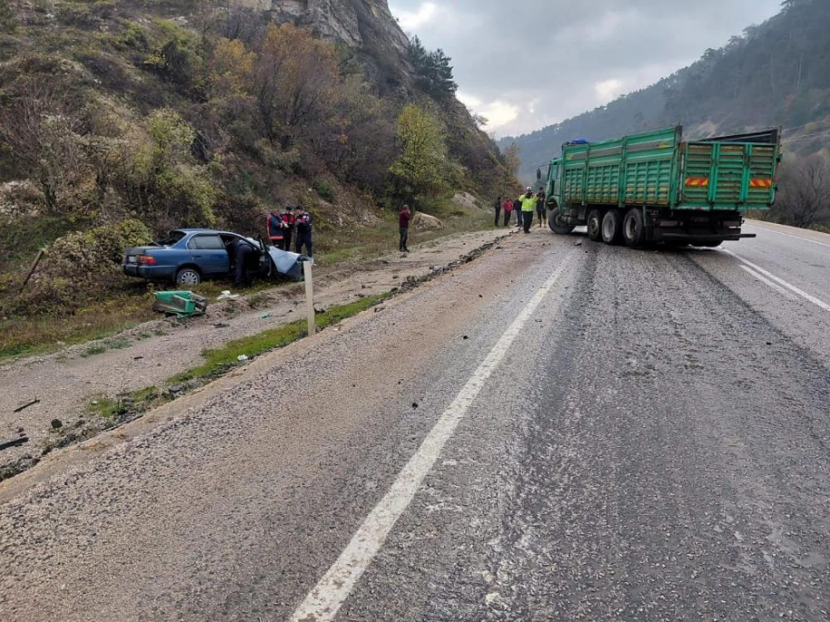 Kamyon ile Otomobil Çarpıştı: Sürücü Hayatını Kaybetti