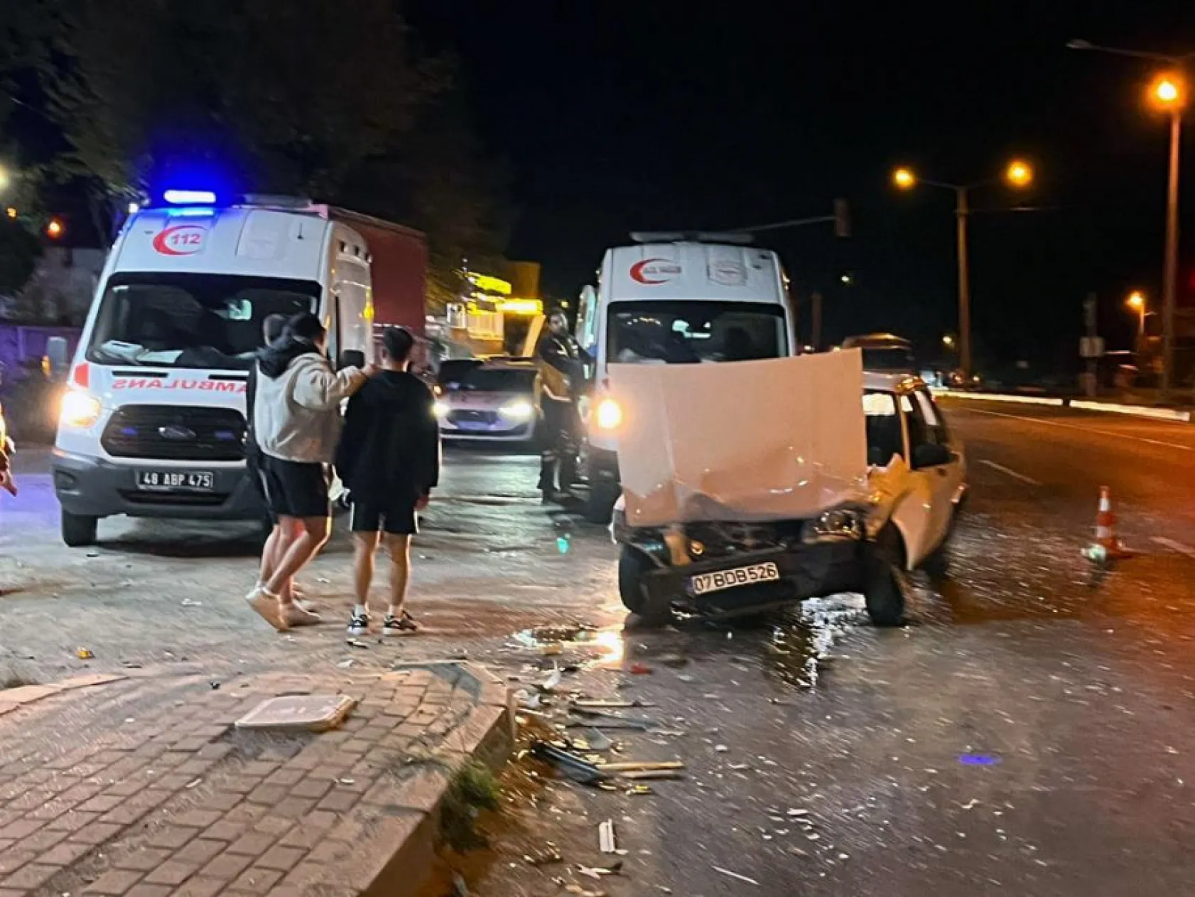 Işıklarda Korkunç Çarpışma! Yatağan'da İki Sürücü Yaralandı