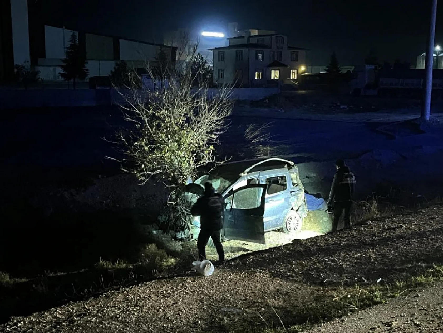Hafif Ticari Araç Şarampole Devrildi: 1 Ölü, 3 Yaralı