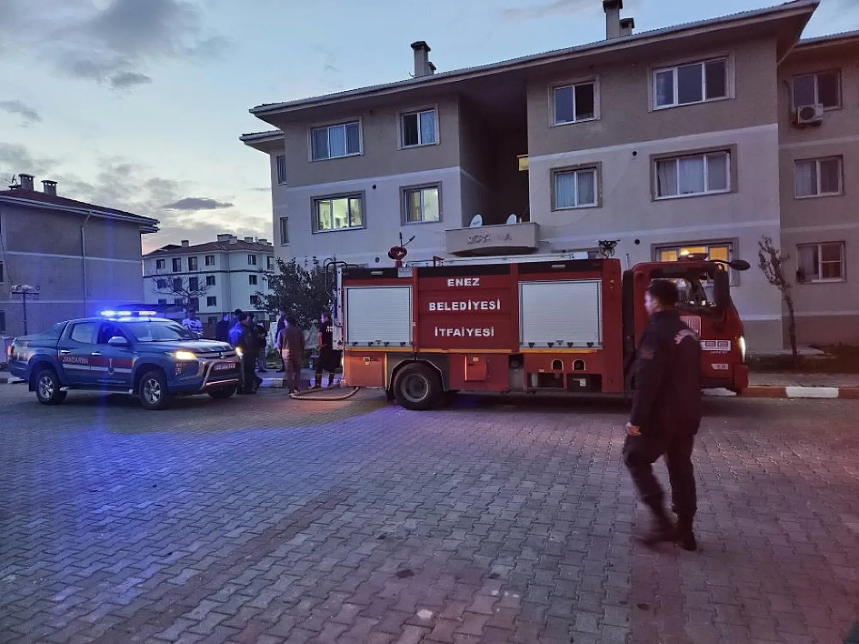 Apartman Koridorunda Dehşet: 68 Yaşındaki Kadın Öldürüldü, Şüpheli İntihar Etti