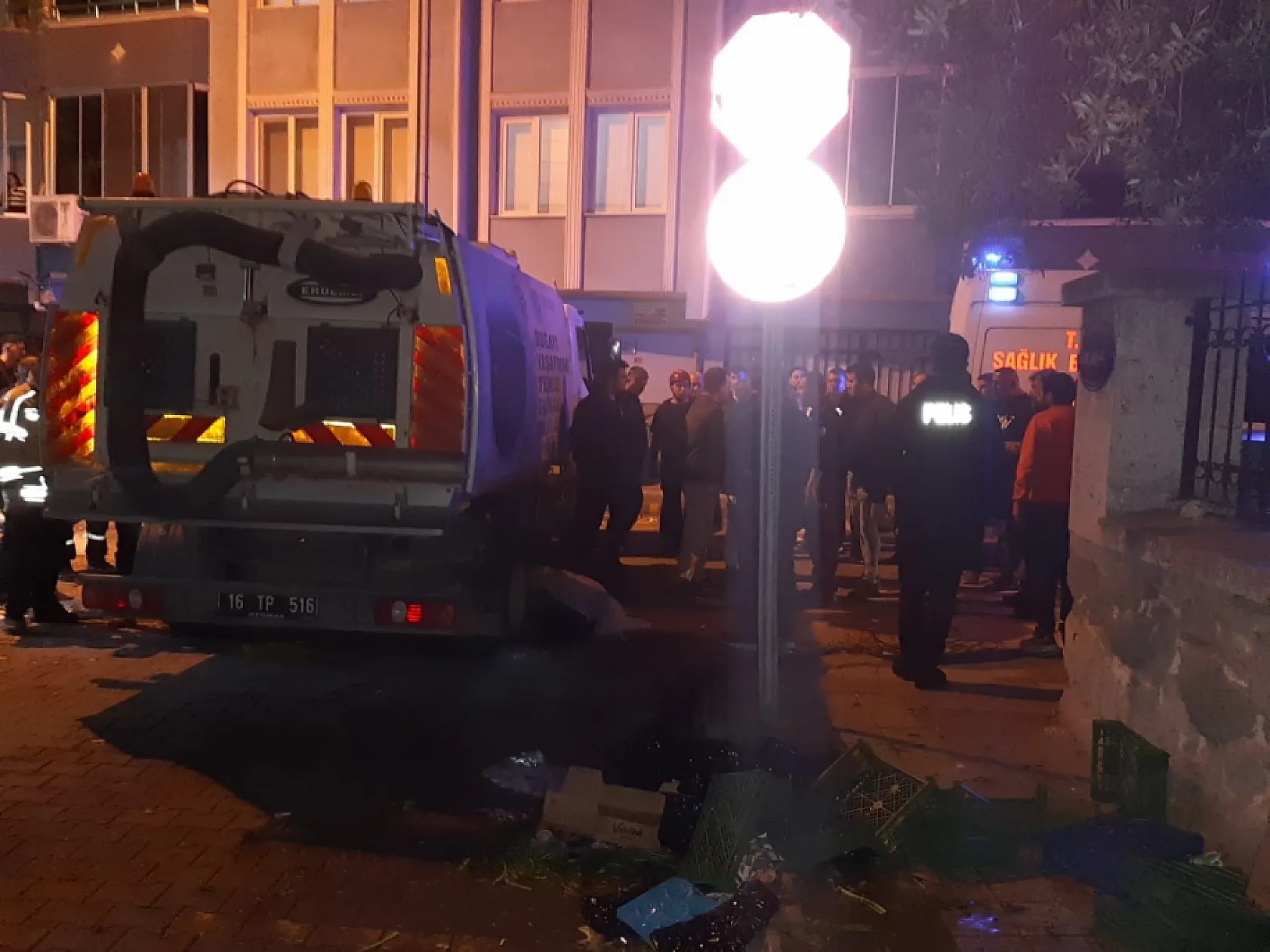 çöp kamyonu geri gelirken yaşlı adamı ezdi