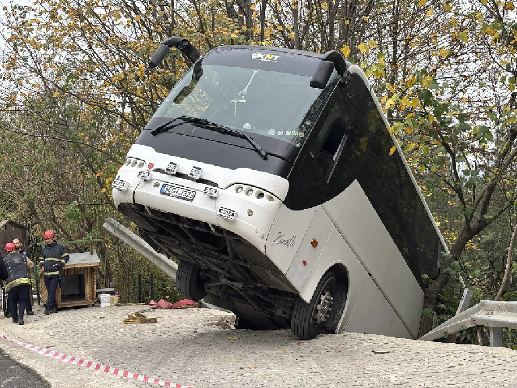 Facianın eşiğinden dönüldü: Tur otobüsü şarampole düştü