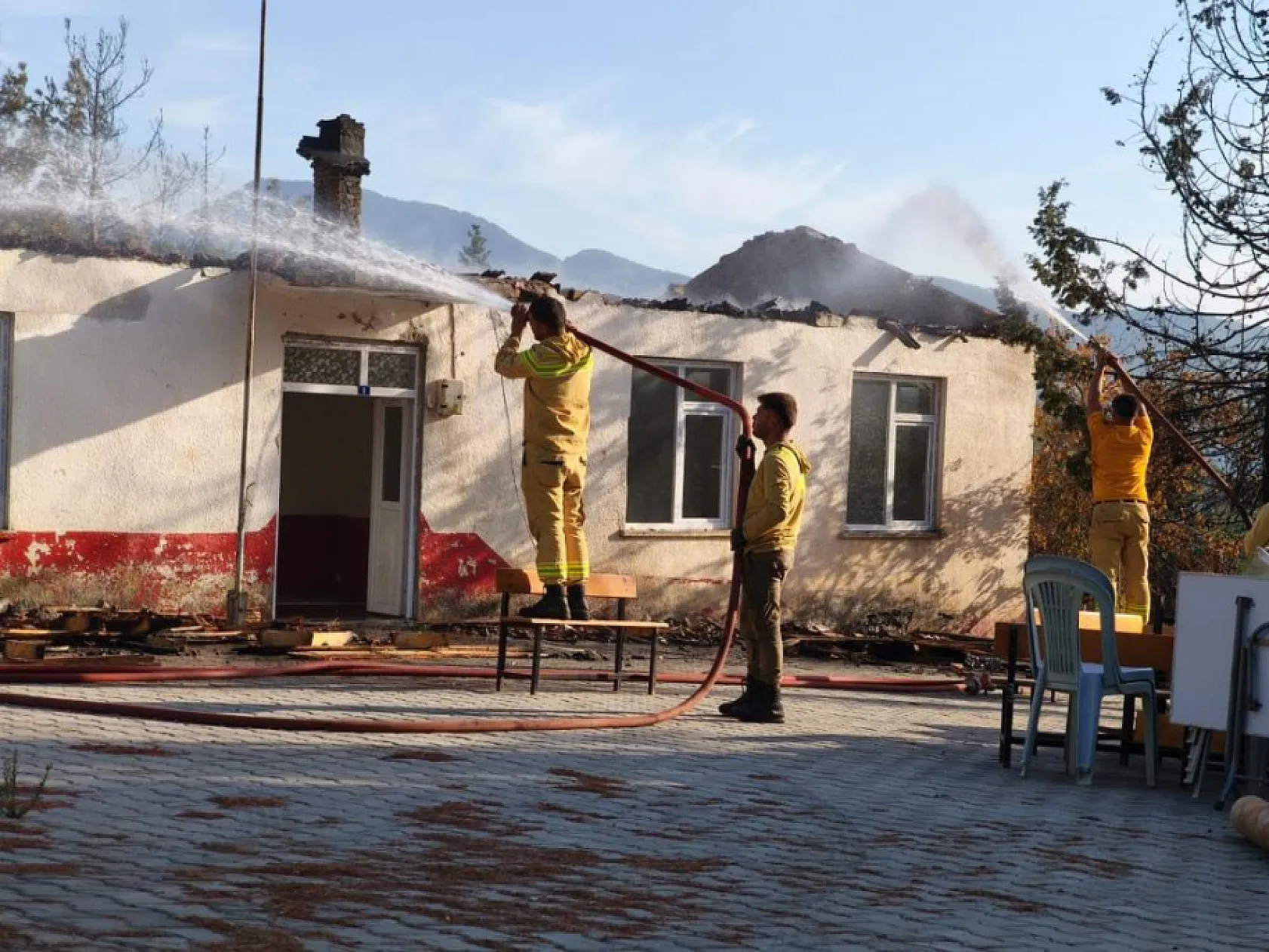 Ormanlık alanda çıkan yangında eski okulun çatısı yandı