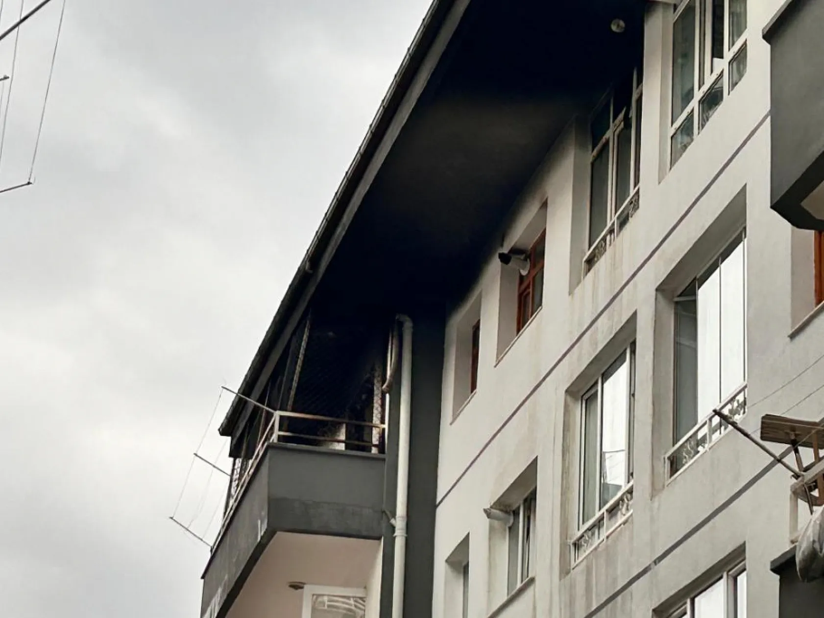 Psikolojik sorunları olduğu iddia edilen kişi evini ateşe verdi, balkona çıkıp izledi