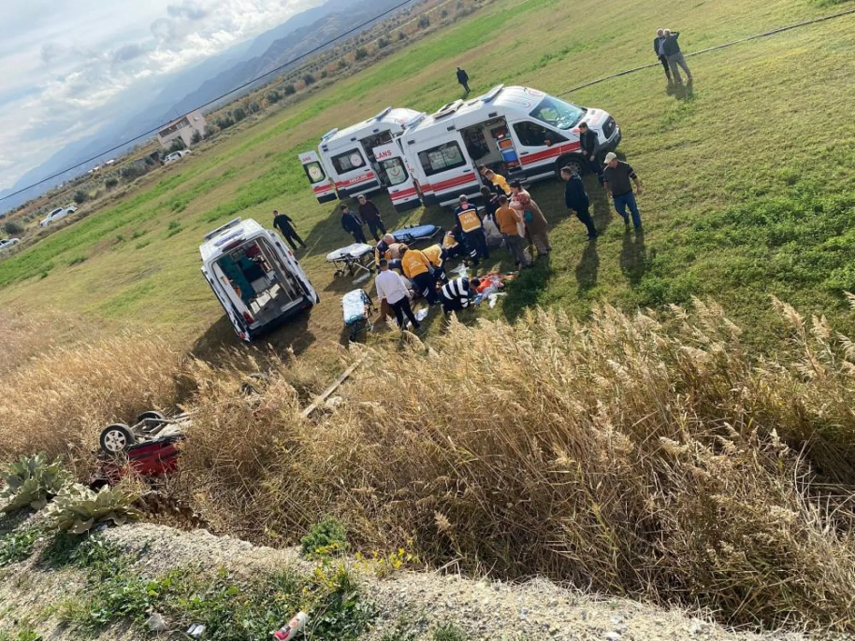 Otomobil tarlaya uçtu: 1'i bebek 5 yaralı