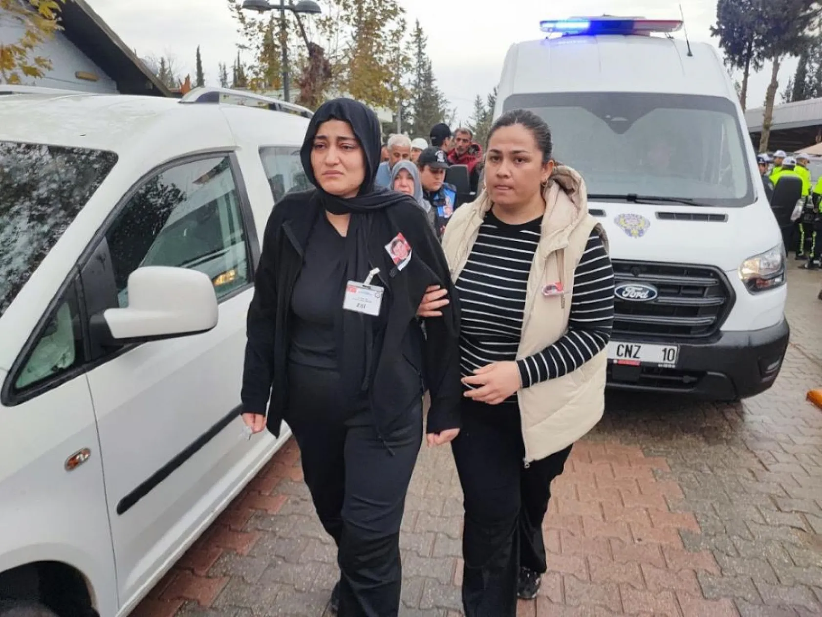 Lösemiye yenik düşen genç polisi 8 aylık kızı üzerinde 'polis' yazan beresiyle uğurladı