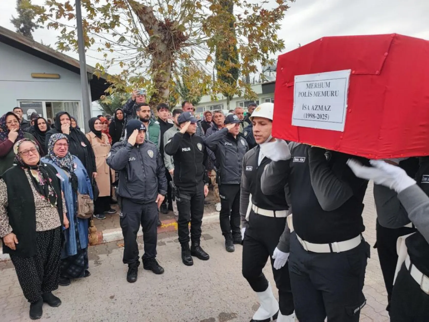 Lösemiye yenik düşen genç polisi 8 aylık kızı üzerinde 'polis' yazan beresiyle uğurladı