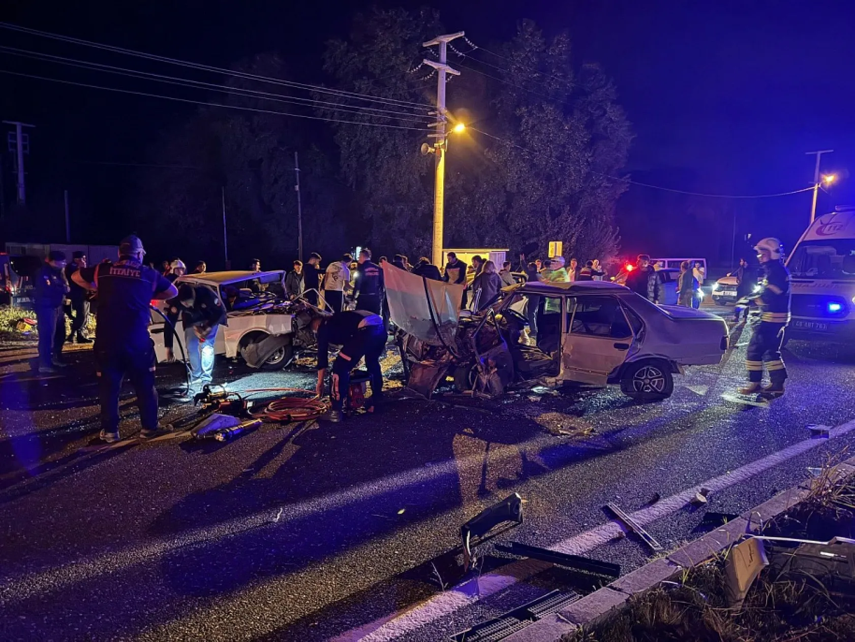 Fethiye-Muğla Karayolu'n da iki araç kafa kafaya çarpıştı: 2'si ağır 3 yaralı