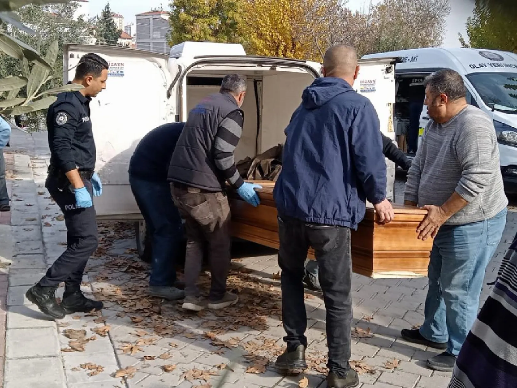 51 yaşındaki adam evinde boğazı kesilmiş halde ölü bulundu