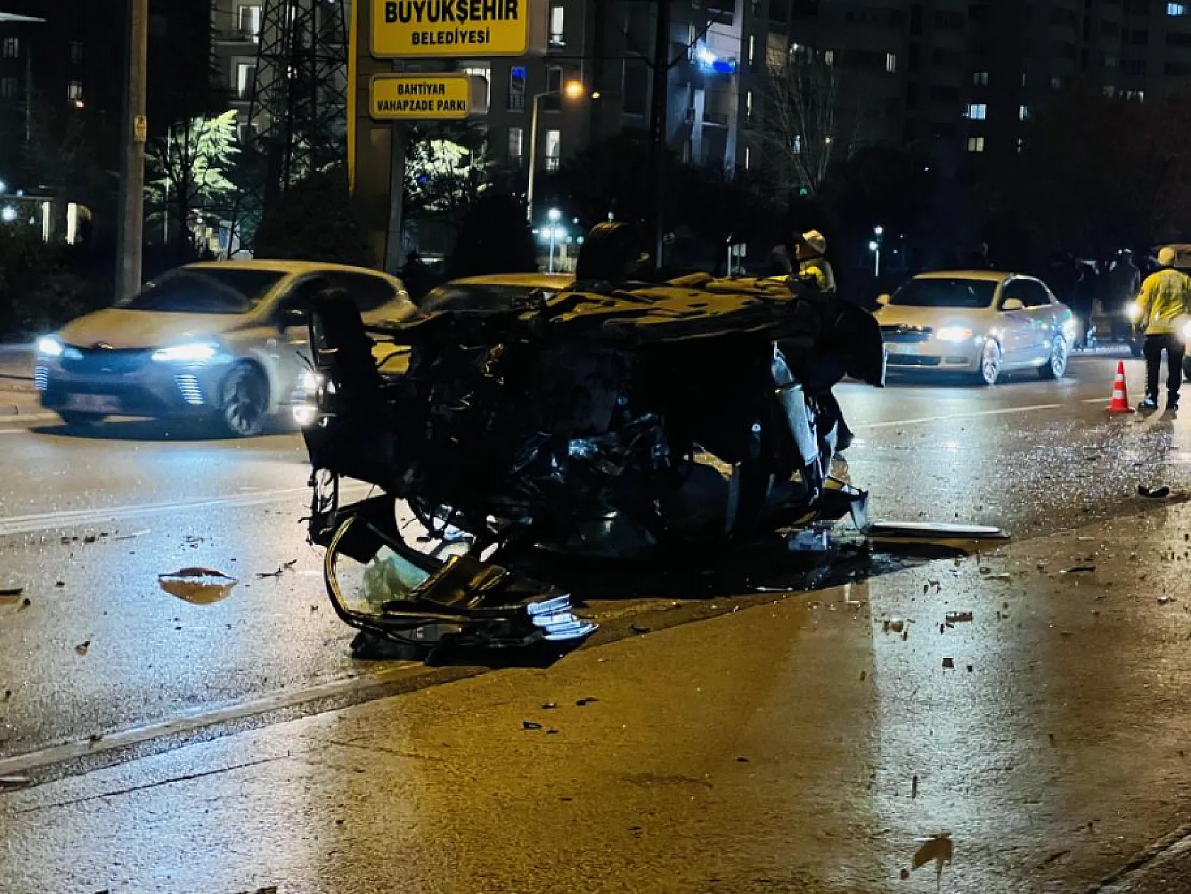 Kontrolden çıkıp ağaca çarpan otomobil alev aldı: 1'i ağır 2 yaralı