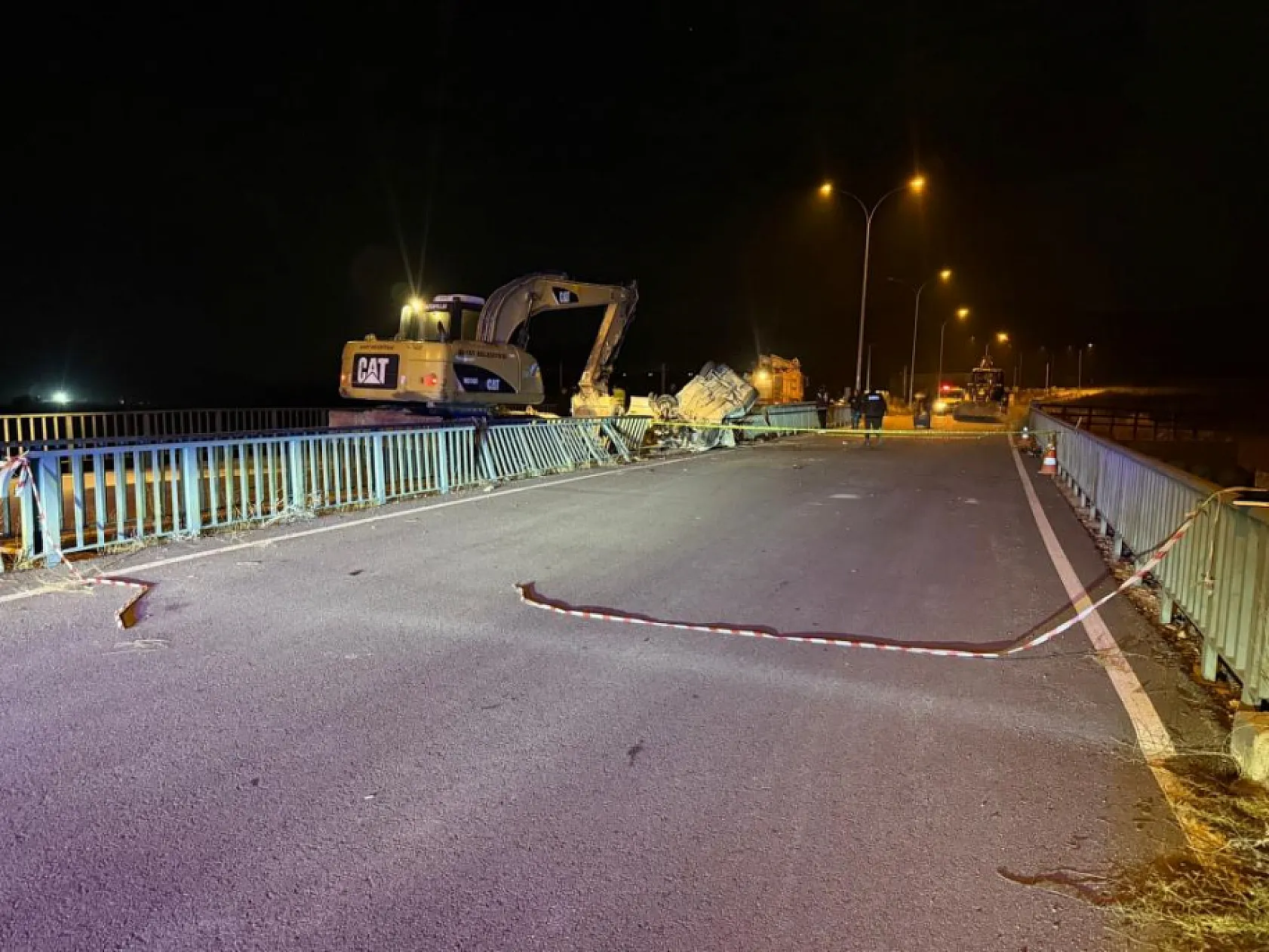 Köprü demirlerine çarpan araç hurdaya döndü: 1 ölü, 3 yaralı