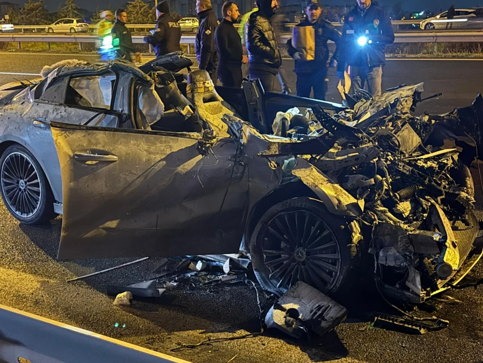 Otomobil tırın altına girdi: 2 ölü 1 ağır yaralı