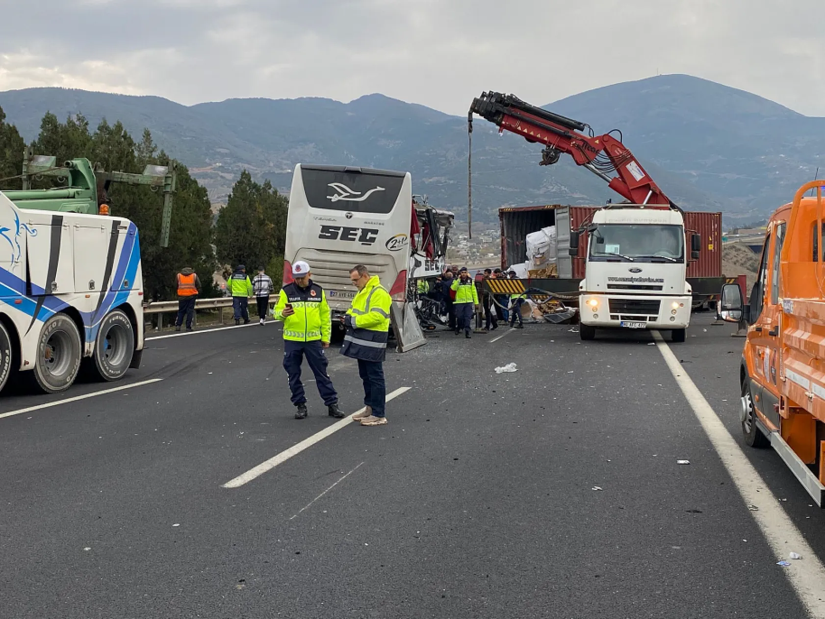 Osmaniye'de yolcu otobüsü tıra çarptı: 7 ölü, 11 yaralı