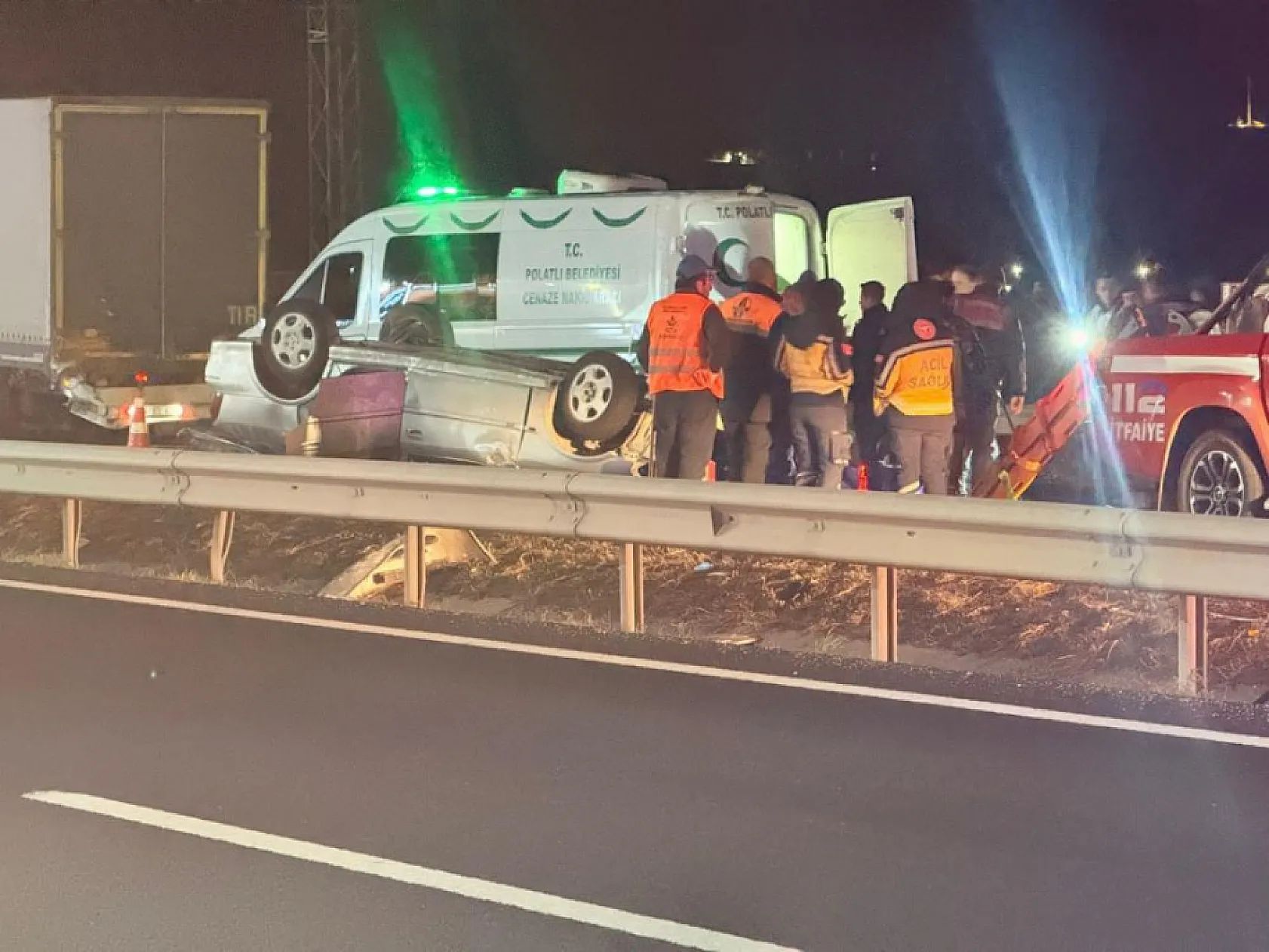 Otomobil tıra arkadan çarpıp takla attı: 1 ölü, 1'i ağır 3 yaralı
