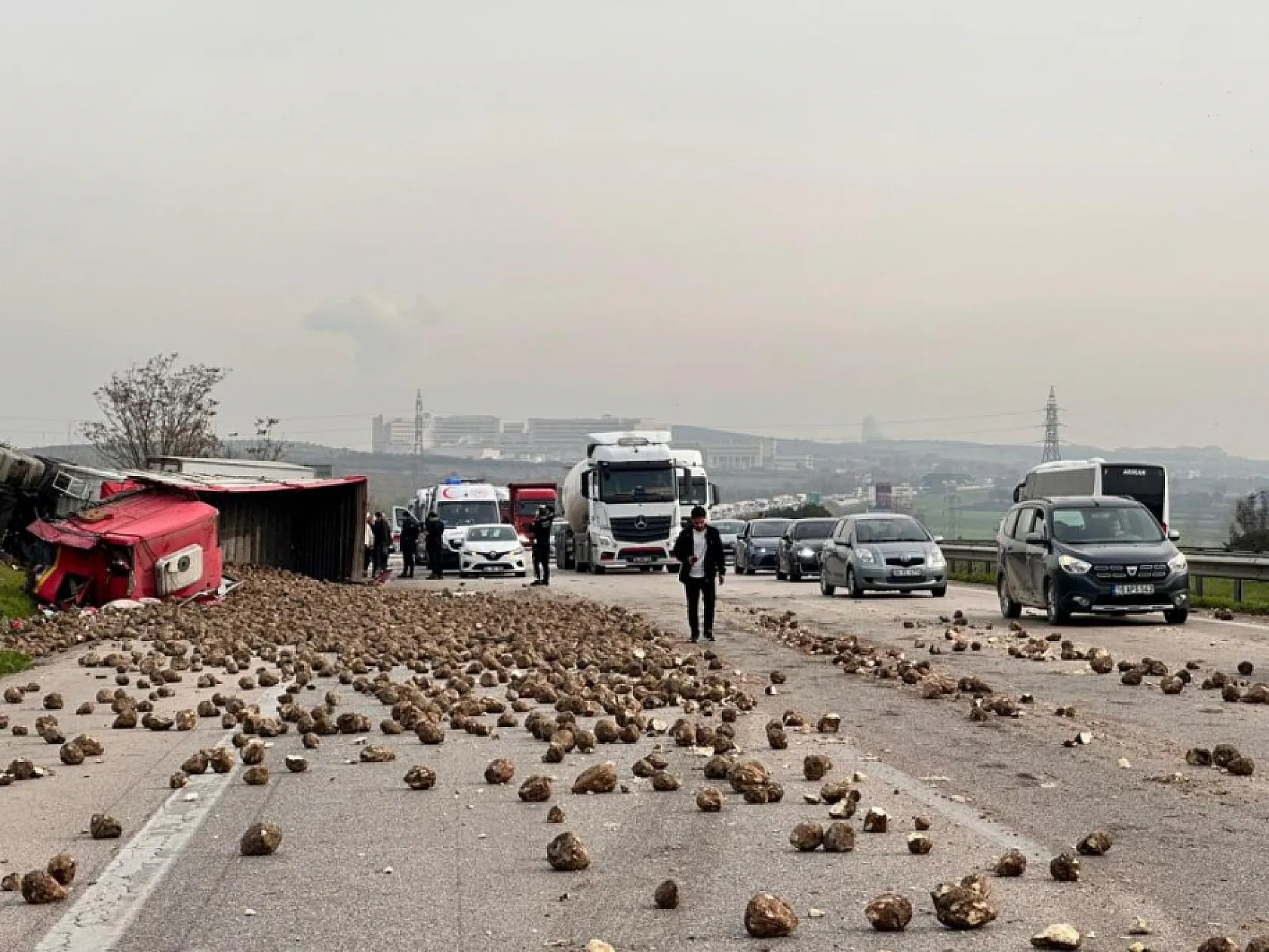 Şeker pancarı yüklü tır 2 araca çarpıp devrildi: 1'i ağır 5 yaralı