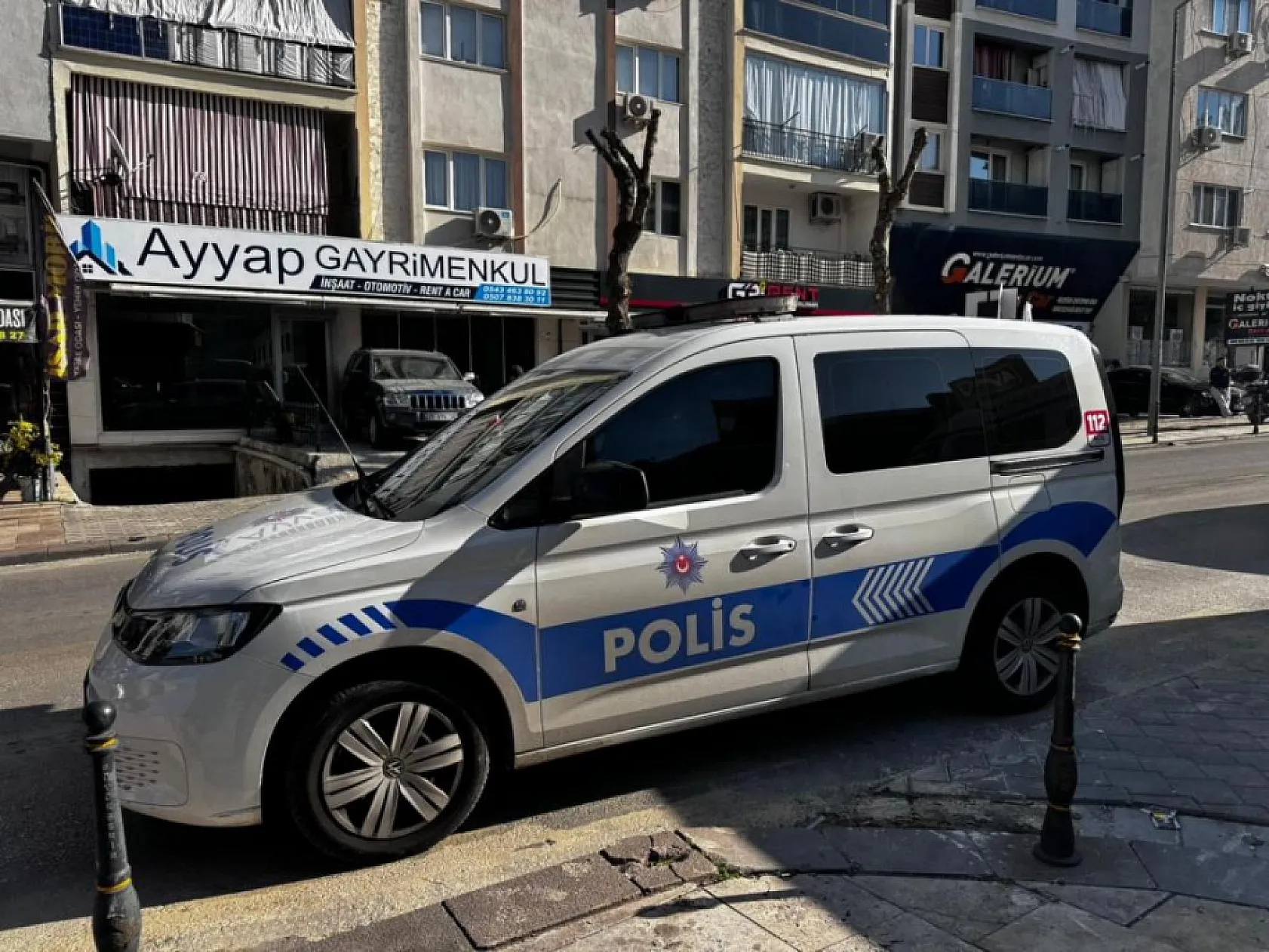 Apartmanın çatısından düşen genç hayatını kaybetti