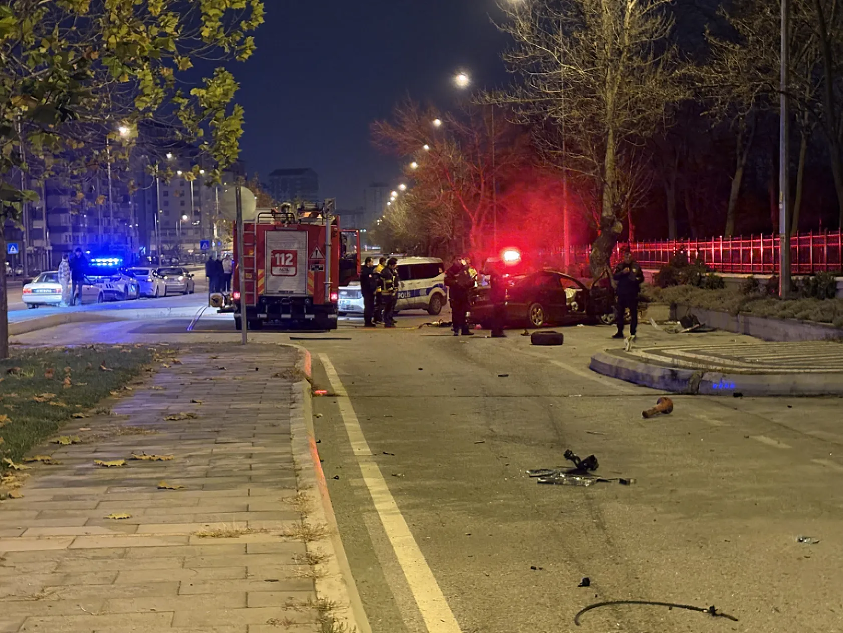 Kaldırıma çarpan otomobil 200 metre savruldu: 1 ölü, 1 ağır yaralı
