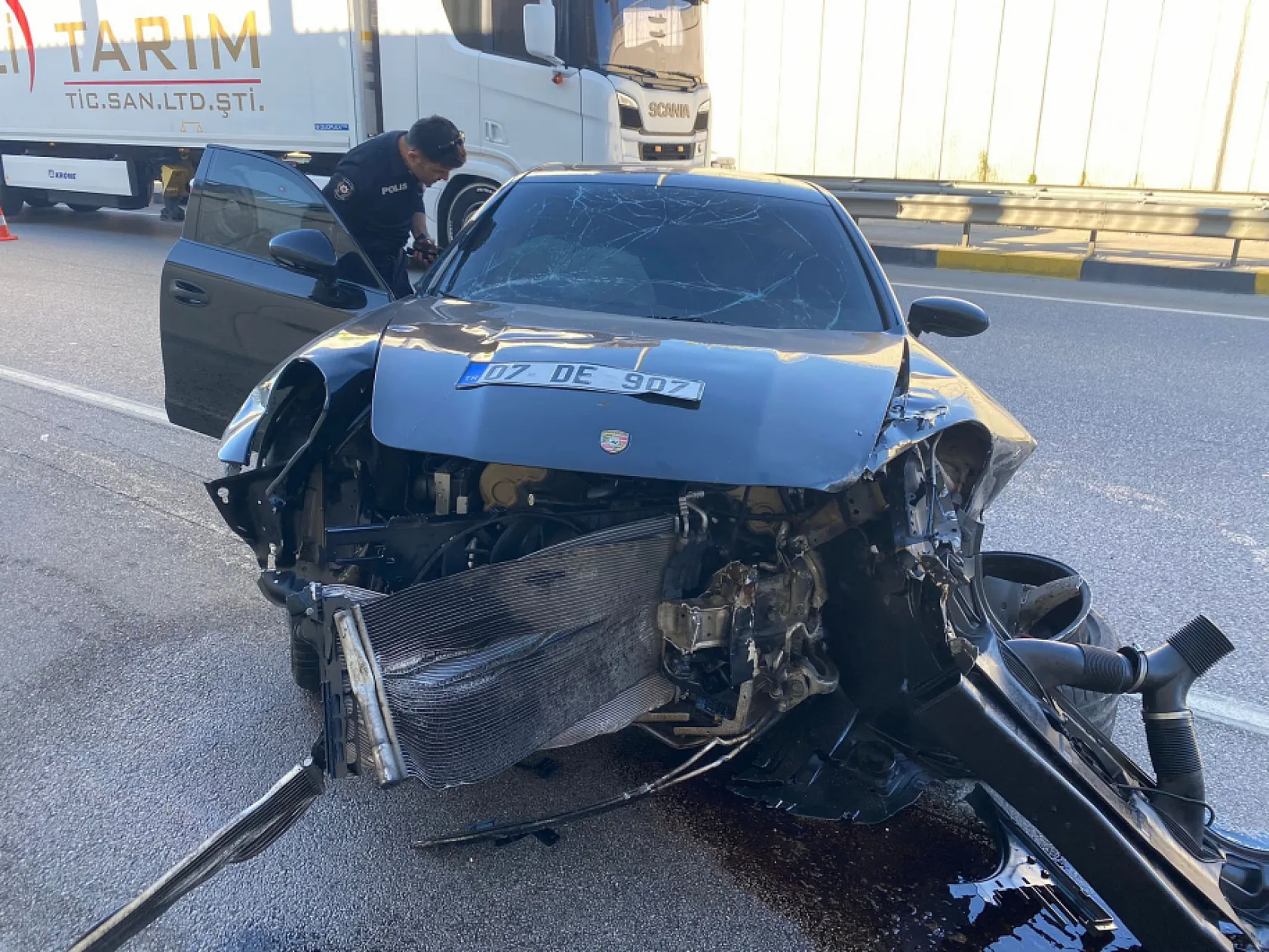 Porsche otomobil önce bir araca sonra alt geçit duvarına çarptı: 1 yaralı