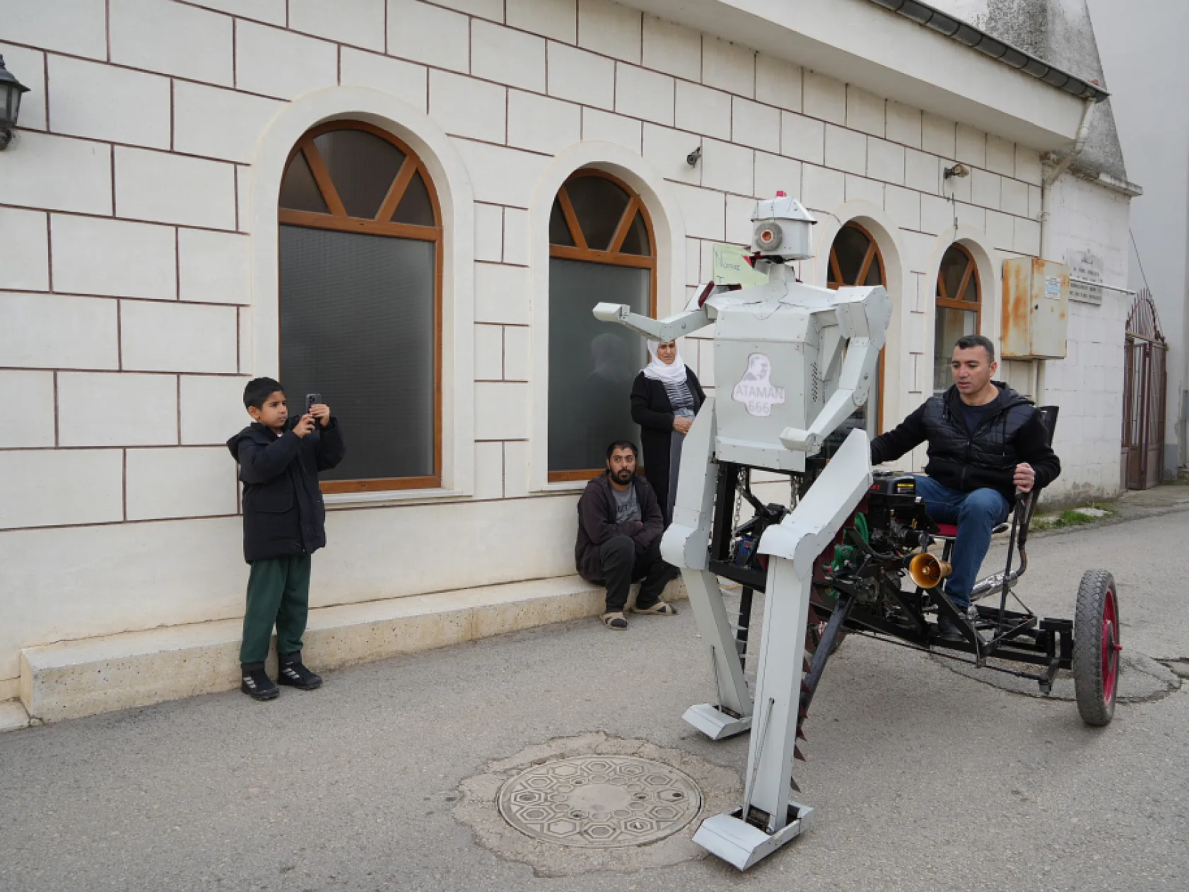 Hayalini gerçekleştirdi, insan taşıyabilen robot tasarladı