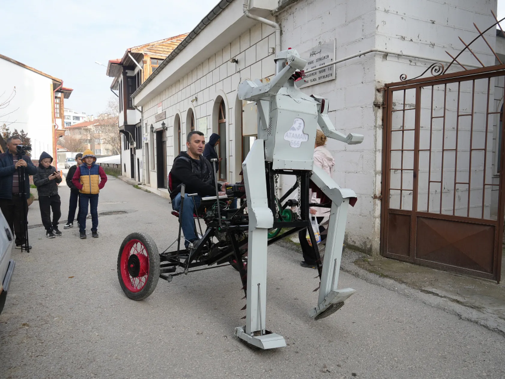 Hayalini gerçekleştirdi, insan taşıyabilen robot tasarladı
