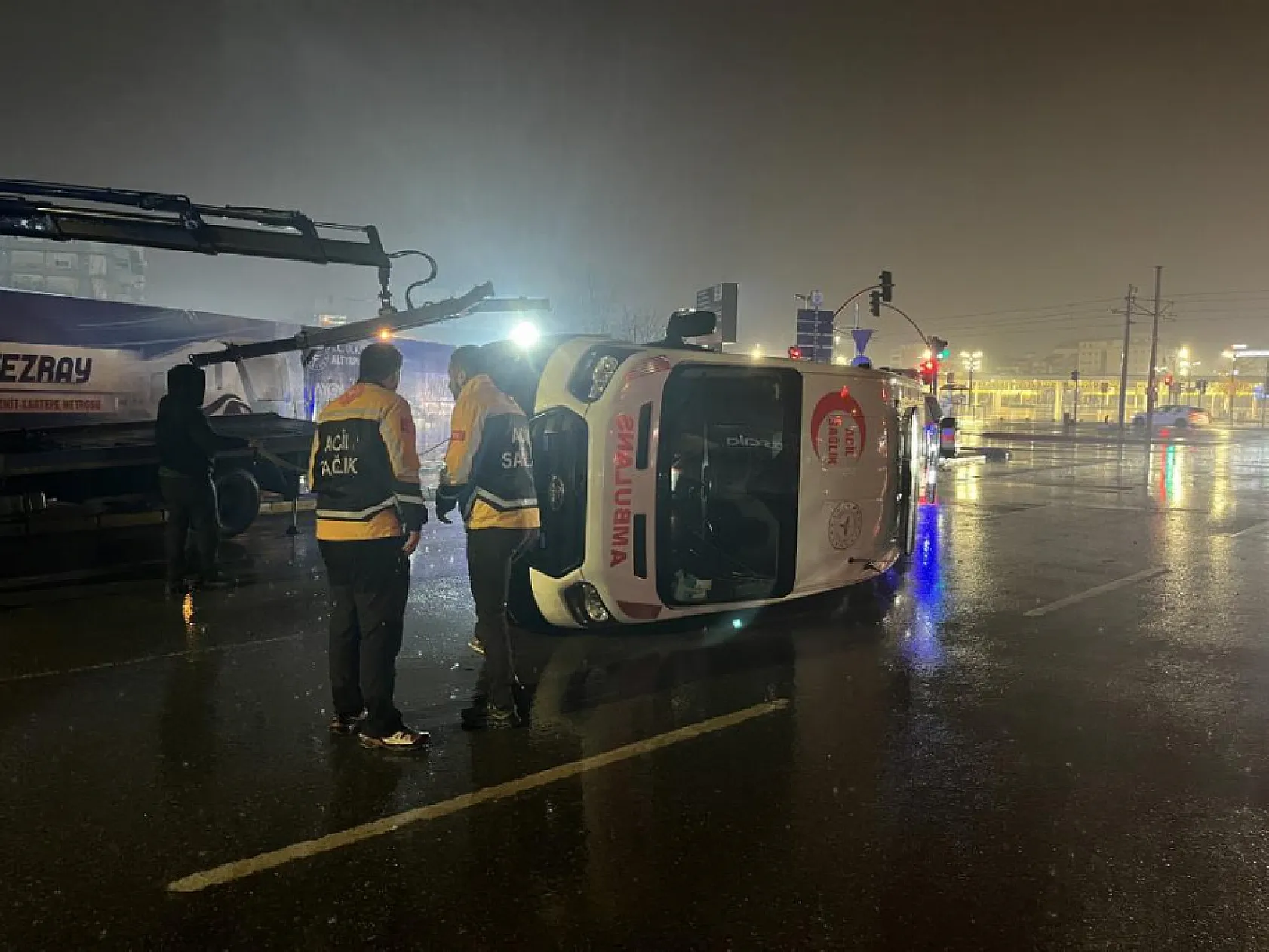 Panelvan ile çarpışan ambulans devrildi: 6 yaralı