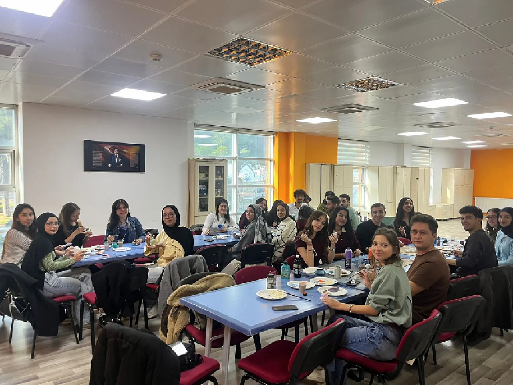 Muğla'da gençler sanatta buluştu, seramik biblolar renklendi