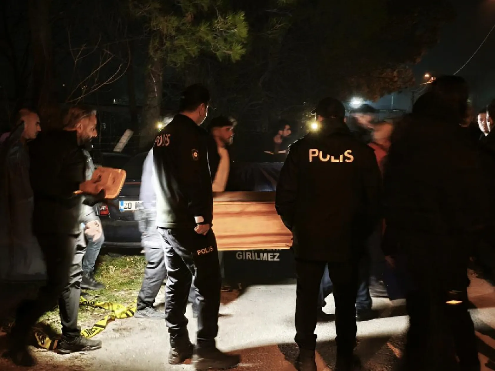 Çarşı ve Mahalle Bekçisi otomobilinde silahla vurulmuş halde bulundu