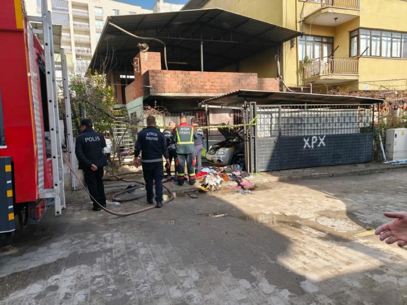 Önce arabasını ve evini yaktı, sonra silahla kendisine sıktı