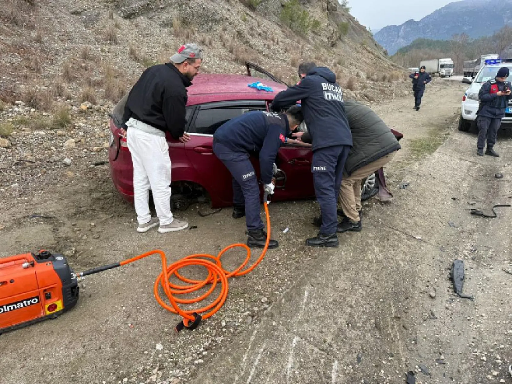 Antalya–Isparta Karayolu'nda 3 otomobil çarpıştı: 4 yaralı