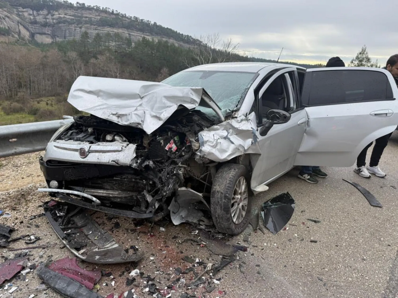 Antalya–Isparta Karayolu'nda 3 otomobil çarpıştı: 4 yaralı